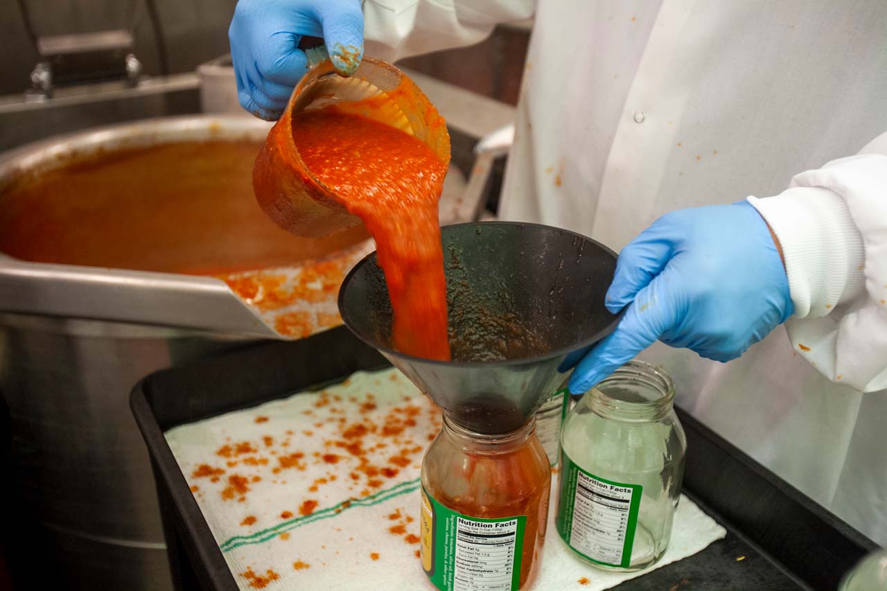 Pouring sauce in unsanitary conditions